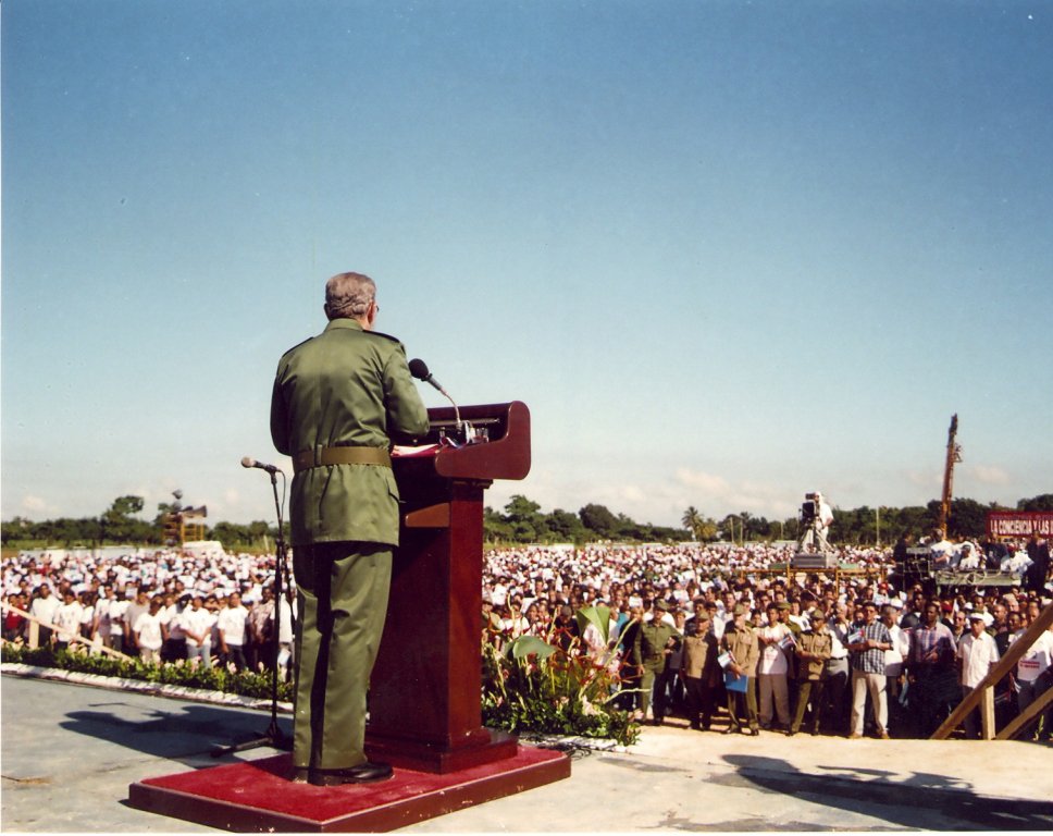 dptochEMPACAV's tweet photo. #FidelCastro en la Tribuna Abierta en San Antonio de los Baños, el 22 de septiembre de 2001. 

https://t.co/apd9WTs7XJ
#100AñosConFidel #Cuba #SomosContinuidad #RevoluciónCubana https://t.co/28QiXvuO6R