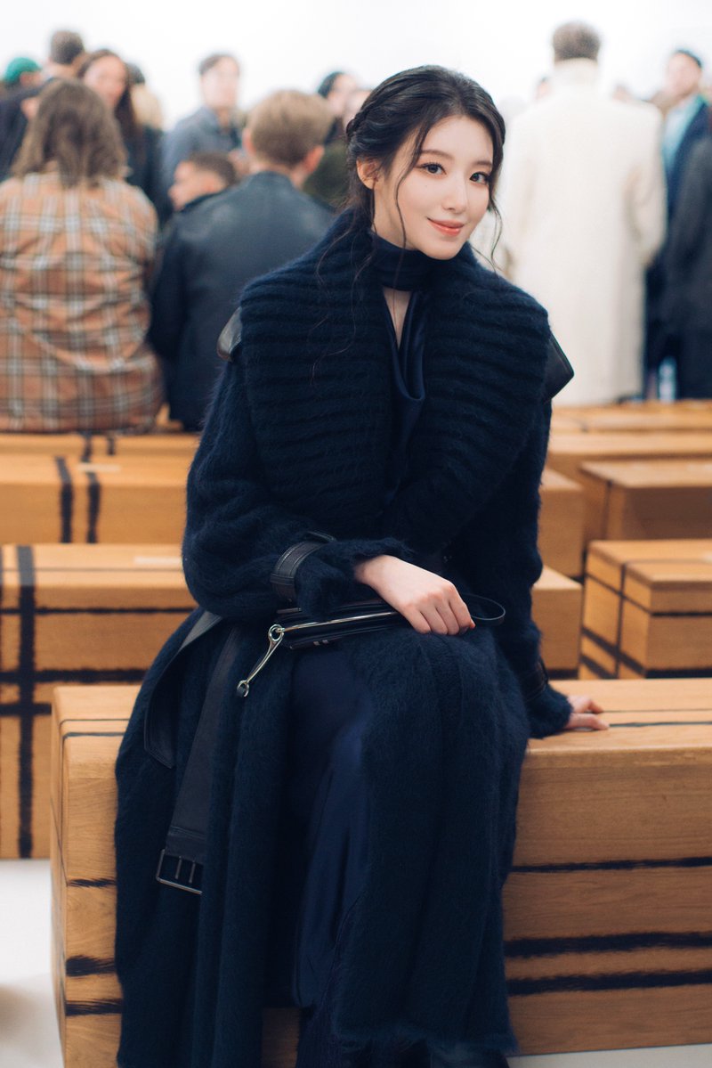 official_i_dle's tweet photo. [📸] SHUHUA at #Burberry Summer 2027 Show

#아이들 #idle
#슈화 #SHUHUA https://t.co/OaNfdCbMEY