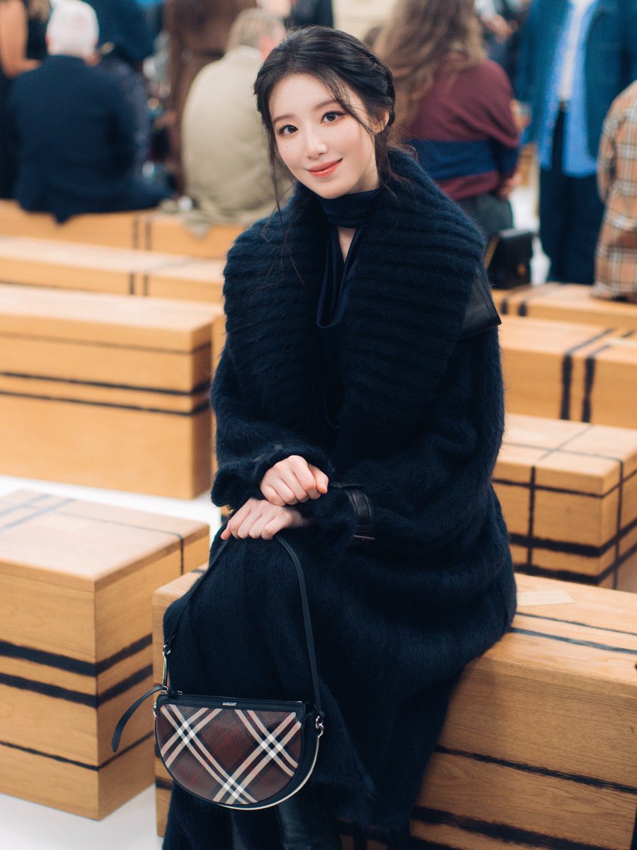 official_i_dle's tweet photo. [📸] SHUHUA at #Burberry Summer 2027 Show

#아이들 #idle
#슈화 #SHUHUA https://t.co/OaNfdCbMEY