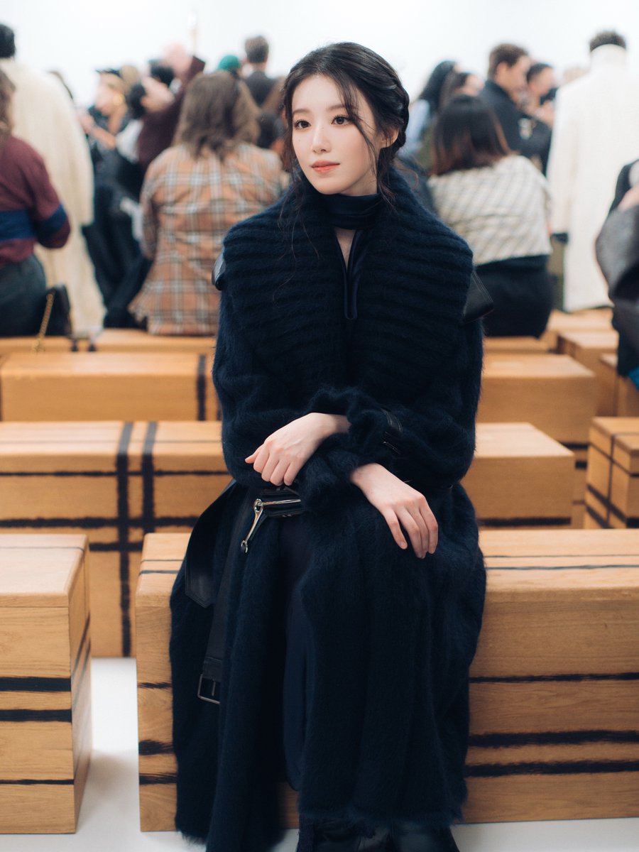 official_i_dle's tweet photo. [📸] SHUHUA at #Burberry Summer 2027 Show

#아이들 #idle
#슈화 #SHUHUA https://t.co/OaNfdCbMEY