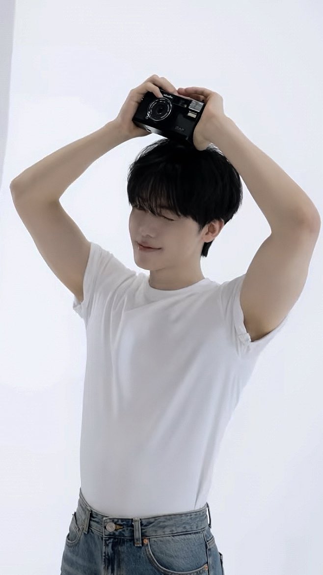 asjaemine's tweet photo. look at those arms and that body tea… insane 🫪 https://t.co/9vF67QaGYR