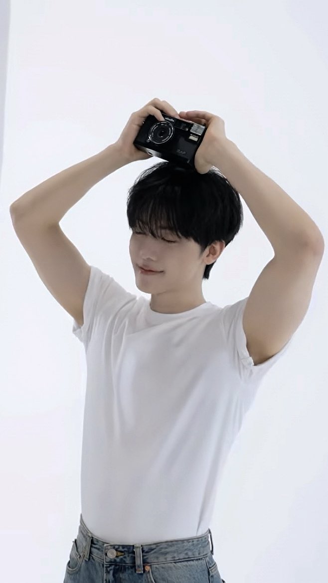 asjaemine's tweet photo. look at those arms and that body tea… insane 🫪 https://t.co/9vF67QaGYR