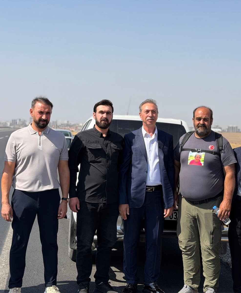 serbestiyetweb's tweet photo. Şeyhanlılar aşireti lideri Mehmet Emin Şeyhanlıoğlu, kızı Narin Güran için adalet yürüyüşü başlatan Arif Güran'a destek verdi:

Arif Güran: Ben kızımın hakkını istiyorum. İlk günden bugüne kadar iki yıldır mücadele ediyorum ama kimse beni görmüyor.

Mehmet Emin Şeyhanlıoğlu: İnşallah seni görecekler. Cumhurbaşkanımız da seni görecek, Adalet Bakanımız da görecek. İnşallah adaleti sağlayacaklar.

Arif Güran: Allah onlardan razı olsun.

Mehmet Emin Şeyhanlıoğlu: Er ya da hak yerini bulur.
