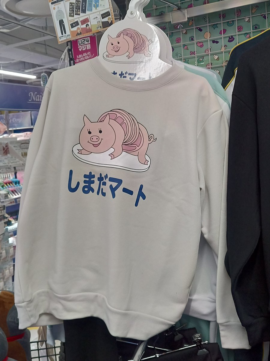 numeko's tweet photo. そして帰宅時、高速が大渋滞と知り下道で帰る選択を。

と、たまたま通りかかった道で小前田駅の交通標識を見かけてテンション爆上がり。

下道も渋滞で信号ひっかかってシャッターチャンス到来。災い転じて服と茄子ｗ https://t.co/7cUvNYjPEU