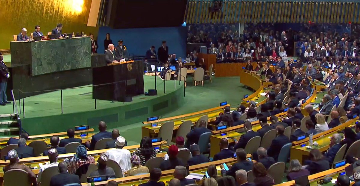 RogerioCorreia_'s tweet photo. LULA NA ONU 🇧🇷

☝️ Apontou o dedo na cara do Conselho de Segurança da ONU por sua inação

🇵🇸 Denunciou Israel pelas ocupações na Cisjordânia e a continuidade do genocídio palestino

⛽ Responsabilizou os EUA pelo aumento dos combustíveis no mundo e por transformar um corredor comercial numa “trincheira de guerra”

🕊️ Criticou a falta de diálogo entre Rússia e Ucrânia

🇨🇺 Criticou o embargo econômico a Cuba

🇳🇮 Criticou a ditadura na Nicarágua

🇧🇷 Soltou a frase: “O BRASIL NÃO CABE NO QUINTAL DE NINGUÉM”

⚖️ Mostrou que no Brasil estamos enfrentando todos os escalões do crime organizado, principalmente os magnatas do crime. Ninguém está acima da Lei

💉🌳 Esculachou a extrema-direita e seu negacionismo com vacinas, meio ambiente e crise climática

🌎 Falou do super El Niño, do enfrentamento aos desafios climáticos e cobrou que os países façam a sua parte

💰 Defendeu a taxação global dos super ricos, a educação, a saúde e a solidariedade entre os povos

🇧🇷 Desfilou iniciativas do Brasil aqui dentro e lá fora

🌱 “O Brasil tem pressa de se tornar uma nação desenvolvida e sustentável”

📦 Criticou o tarifaço, mas lembrou que este ano teremos RECORDE NAS EXPORTAÇÕES

💳 Falou que não vai ceder às pressões contra o PIX

👷🏽 Mostrou pro mundo que vamos acabar com a escala 6x1, e que no Brasil os trabalhadores terão 2 dias de descanso

🚺 Pediu que o mundo abrace a causa do FEMINICÍDIO ZERO

🕊️ Quer que a ONU seja o “Templo da Paz”

🗳️ Por fim, defendeu o sistema eleitoral moderno do Brasil

🇧🇷 “O Brasil continuará a ser um país soberano e NINGUÉM vai nos afastar desse caminho”

O MAIOR ESTADISTA DE TODOS OS TEMPOS! QUE ORGULHO, LULA.
