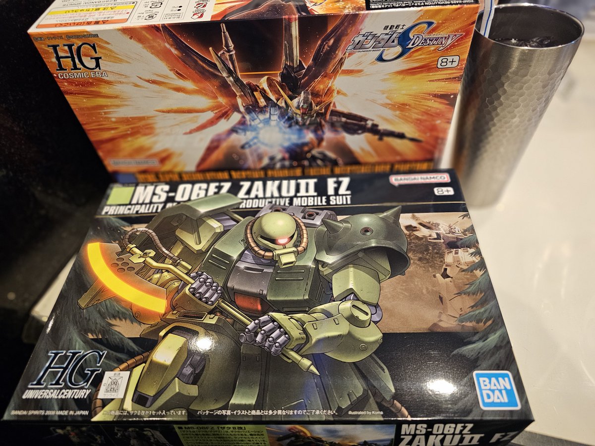 e5_falcon's tweet photo. @aniplaCafe 
今日抽選販売当選商品を受け取りにお伺い。プラス1でザクⅡFZを追加で購入。ざくさんの顔を見れたのと、今週の抽選販売の申し込みも無事に終わり後は週末を楽しみにしています。 https://t.co/E8fFyriYZm