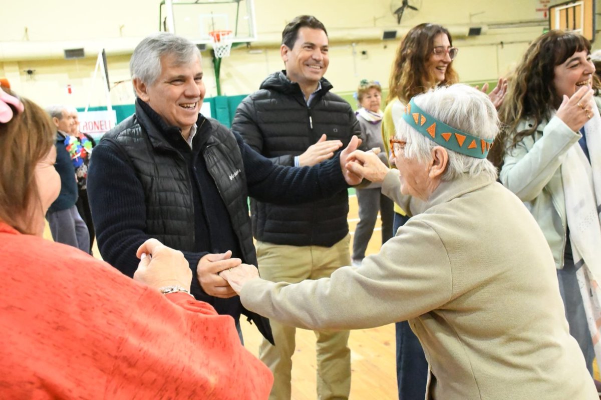 MuniChivilcoy's tweet photo. #AHORA el intendente @BritosGuillermo celebra junto a quienes participan de las Colonias Municipales de Adultos Mayores el Día de la Primavera y del Jubilado https://t.co/z5Hj9XRqpf