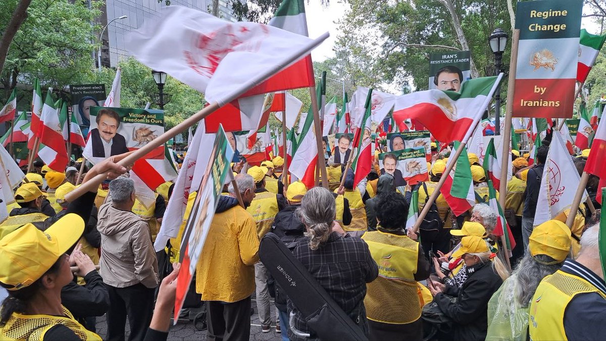 PMOIRAN's tweet photo. تظاهرات بزرگ ایرانیان در نیویورک همزمان با اجلاس مجمع عمومی ملل متحد + فیلم و عکس

تظاهرات بزرگ ایرانیان در نیویورک
همزمان با اجلاس مجمع عمومی ملل متحد
اعتراض به اشغال کرسی ایران در سازمان ملل توسط فاشیسم دینی
با ۷۲ بار محکومیت در مجمع عمومی و دیگر ارگانهای ملل متحد
رژیم آخوندها باید از سازمان ملل اخراج و حق رأی آن به‌طور موقت
به شورای ملی مقاومت یگانه آلترناتیو دموکراتیک و مستقل واگذار شود

نیویورک - تظاهرات ایرانیان آزاده و حامیان مقاومت علیه سفر پزشکیان و سخنرانی در سازمان ملل- ۳۱شهریور