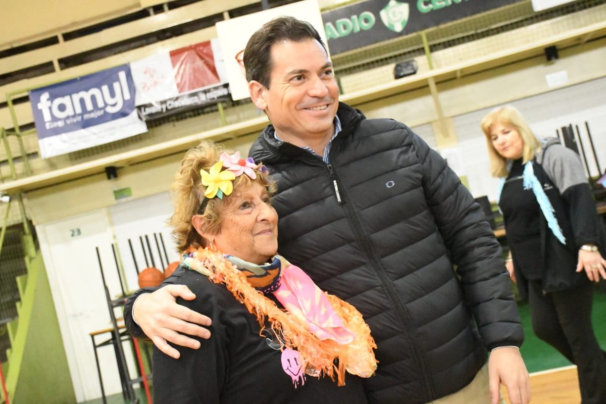 MuniChivilcoy's tweet photo. #AHORA el intendente @BritosGuillermo celebra junto a quienes participan de las Colonias Municipales de Adultos Mayores el Día de la Primavera y del Jubilado https://t.co/z5Hj9XRqpf