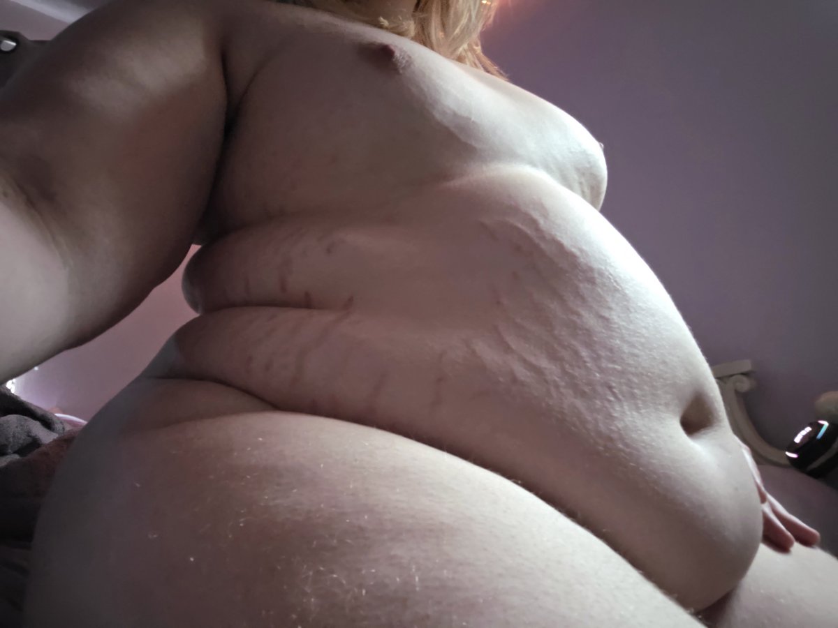 theburgerbinger's tweet photo. My belly looks weird when it's empty https://t.co/qwePVq45lU