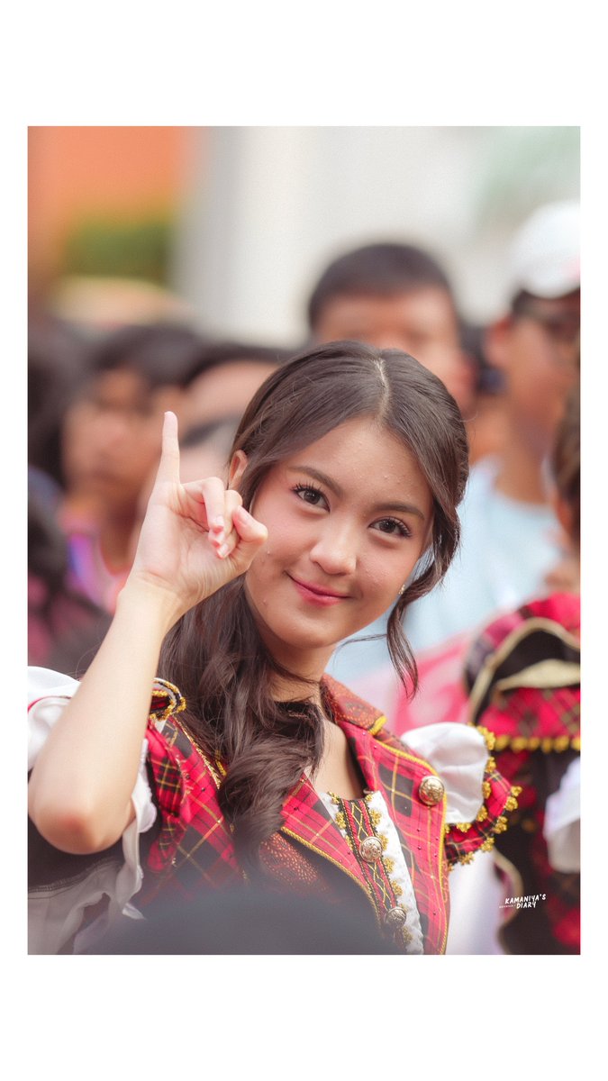 kamaniya_diary's tweet photo. Just one of those moments that makes everything else disappear. 
That smile is really something 🤍
#GreeSelasa

#Greesel #JKT48 #グリーセル https://t.co/LO4Vz1DmcJ