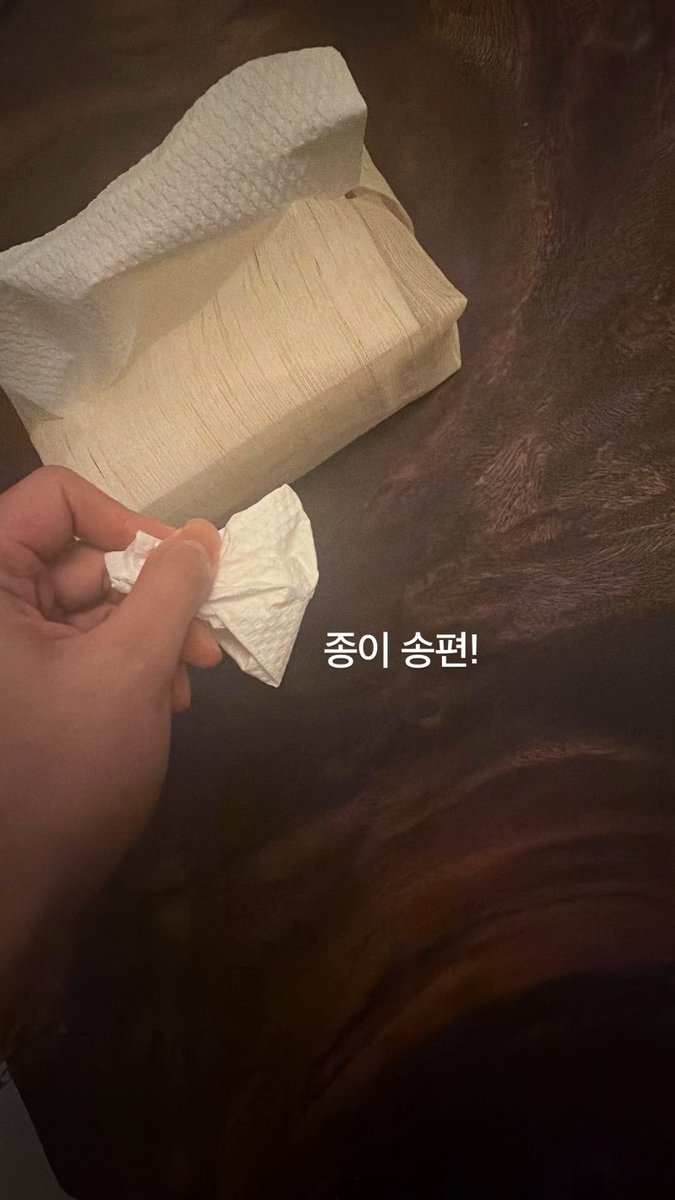 kookyun's tweet photo. An army asked Taehyung to make some songpyeon for armys because it's chuseok so Tae made a paper songpyeon 😭😭 https://t.co/kNj5ts6EkP