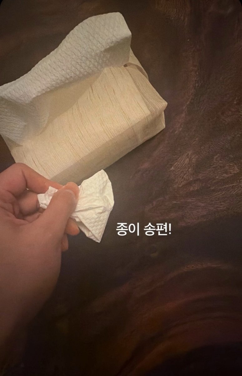 Taekoomania's tweet photo. 👤: Taehyung, It's Chuseok, so make some songpyeon for ARMYs 🍽️
I'll be waiting
🐻: Just a moment

And he posted a Weverse moment making it with tissue 
🐻: Paper Songpyeon 

😭😭😭😭 https://t.co/IxuW0A9OYE