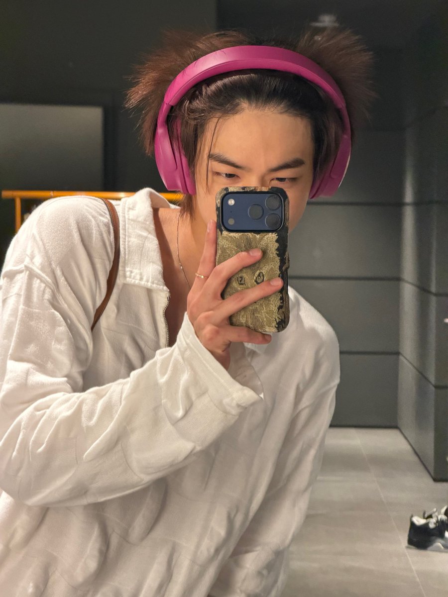 ddoyings's tweet photo. ddoyi update dengan headphones baru kesayangannya itu yang warnanya sempat jadi perdebatan antara pink atau ungu eh taunya fuschia dan rambutnya yang tuing tuing imut https://t.co/xyYwIb2Pam