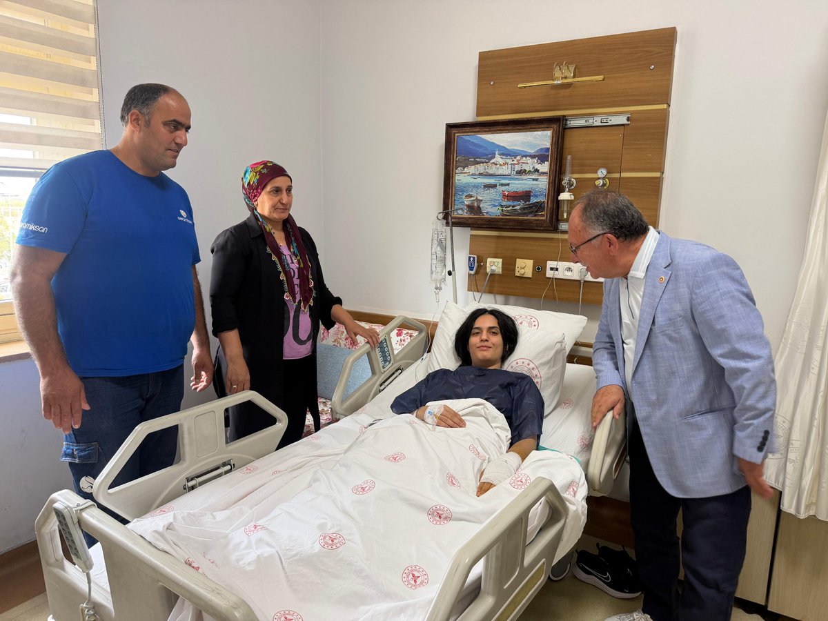 serafeddinkilic's tweet photo. 🚩 Manisa

Turgutlu’da yaşanan silahlı saldırının ardından ailelerimizi ve yaralı çocuklarımızı ziyaret ederek geçmiş olsun dileklerimizi ilettik.

Yaralı çocuklarımıza Allah’tan acil şifalar, ailelerine sabır ve metanet diliyorum.

Rabbim evlatlarımızı her türlü kötülükten muhafaza eylesin. Bir daha böylesi acı olayların yaşanmamasını temenni ediyor, Turgutlu’muza ve tüm hemşehrilerimize geçmiş olsun dileklerimi iletiyorum.
