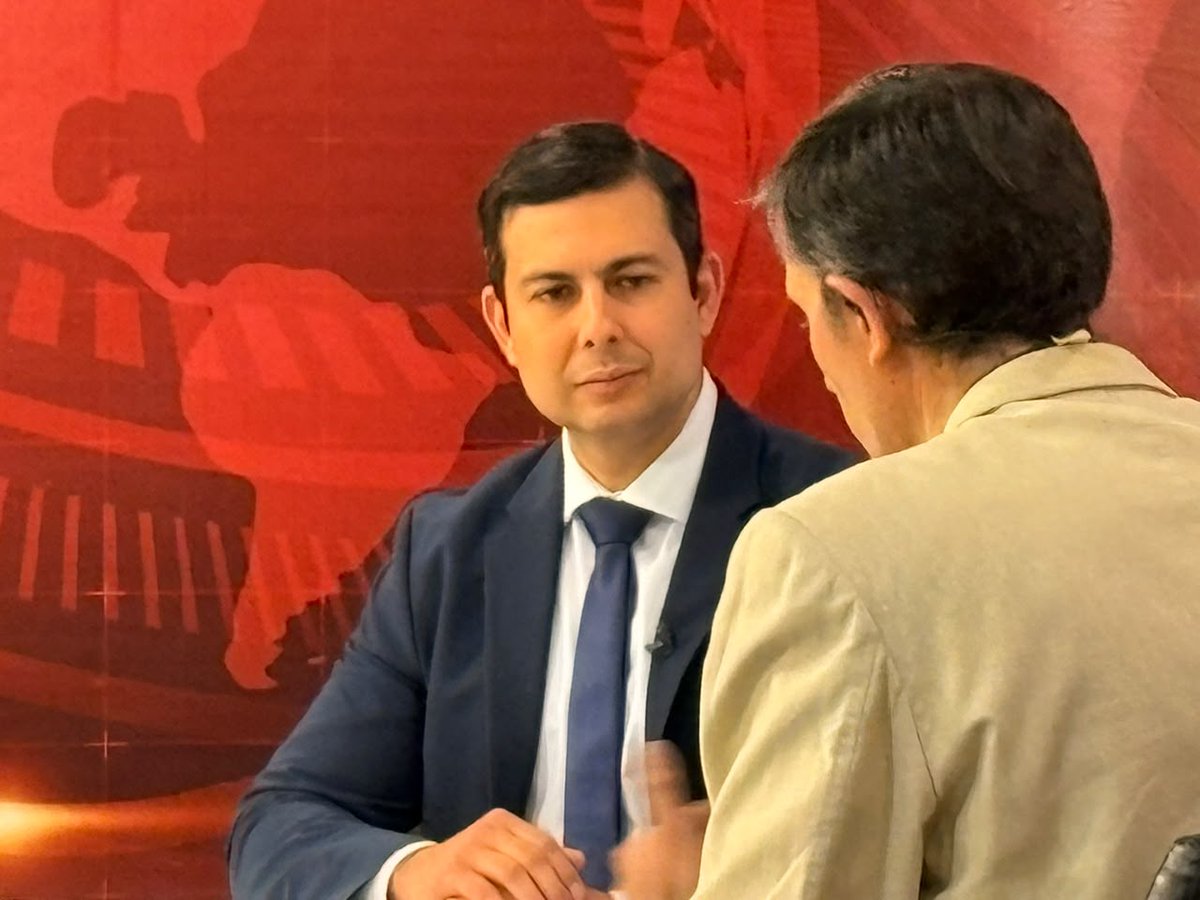 MIT_Ecuador's tweet photo. #MITEnMedios | En entrevista con @GamaNoticiasEc, Ricardo Gutiérrez, viceministro de Tecnologías de la Información y Comunicación, destacó el trabajo articulado entre el Gobierno y las operadoras de telecomunicaciones para ampliar la conectividad móvil en el país.

📶 Actualmente, cerca del 85 % de la población ecuatoriana cuenta con cobertura 4G, gracias a la repotenciación de alrededor de 6.000 localidades urbanas y rurales.
Además, avanzamos en la expansión de la tecnología 5G, clave para impulsar la Industria 4.0, la innovación y la transformación digital del país.

✅ La penetración del servicio de Internet en los hogares alcanza alrededor del 65 %, un crecimiento significativo desde el inicio del actual Gobierno.

✅También fortalecemos los Puntos Digitales Gratuitos, que suman 1.012 espacios a escala nacional, con cerca de 14 millones de visitas y más de 800.000 capacitaciones desde noviembre de 2023.

Seguimos trabajando para cerrar brechas digitales y llevar conectividad y oportunidades a más ecuatorianos, especialmente en las zonas rurales.