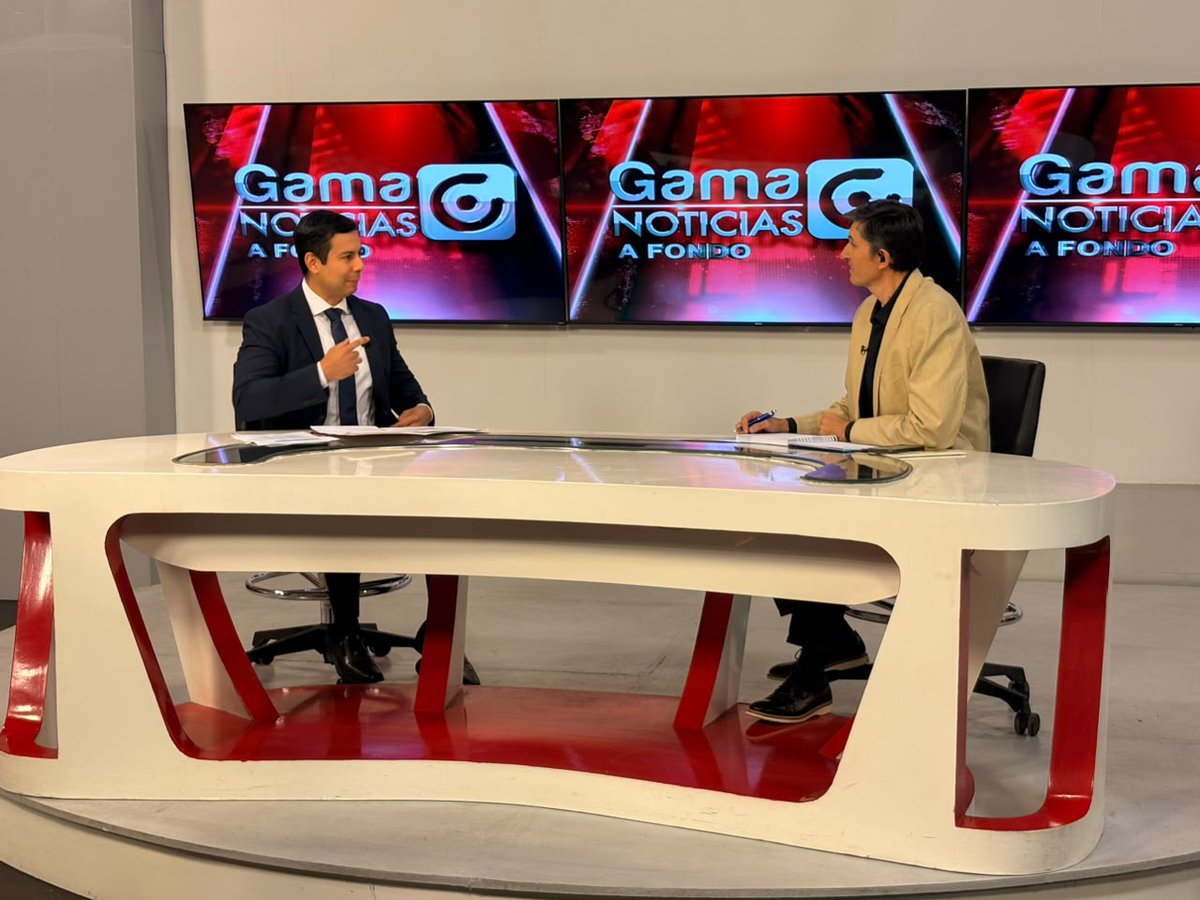 MIT_Ecuador's tweet photo. #MITEnMedios | En entrevista con @GamaNoticiasEc, Ricardo Gutiérrez, viceministro de Tecnologías de la Información y Comunicación, destacó el trabajo articulado entre el Gobierno y las operadoras de telecomunicaciones para ampliar la conectividad móvil en el país.

📶 Actualmente, cerca del 85 % de la población ecuatoriana cuenta con cobertura 4G, gracias a la repotenciación de alrededor de 6.000 localidades urbanas y rurales.
Además, avanzamos en la expansión de la tecnología 5G, clave para impulsar la Industria 4.0, la innovación y la transformación digital del país.

✅ La penetración del servicio de Internet en los hogares alcanza alrededor del 65 %, un crecimiento significativo desde el inicio del actual Gobierno.

✅También fortalecemos los Puntos Digitales Gratuitos, que suman 1.012 espacios a escala nacional, con cerca de 14 millones de visitas y más de 800.000 capacitaciones desde noviembre de 2023.

Seguimos trabajando para cerrar brechas digitales y llevar conectividad y oportunidades a más ecuatorianos, especialmente en las zonas rurales.