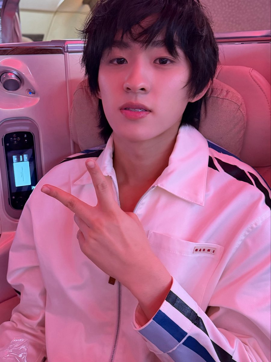 BMPURIMPHAT's tweet photo. นอนให้เต็มอิ่ม พรุ่งนี้มันจะได้สดชื่น นะเด็ก 

THOMAS KONG Boarding Look MFW
#TMKMARNIAirportLook
#Marni #MarniTH
#Marniss27 #thomaskong #tthomastc #kongjiro https://t.co/e8bCnZ849B