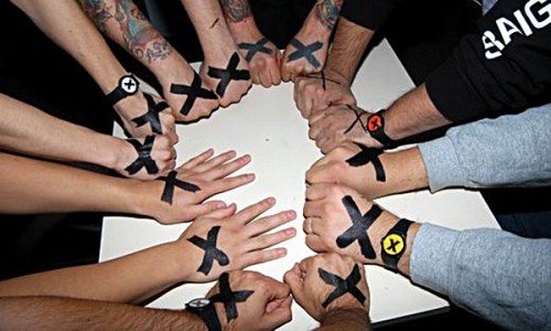 moon_eblack's tweet photo. This is an interesting point that some of us had criticized, OOR's use of political imagery without consideration for its meaning.  There's the whole performative revolution of Detox, + OP brings up the fact that Taka used to wear a straight edge X without being straight edge. https://t.co/WsZowobgxo