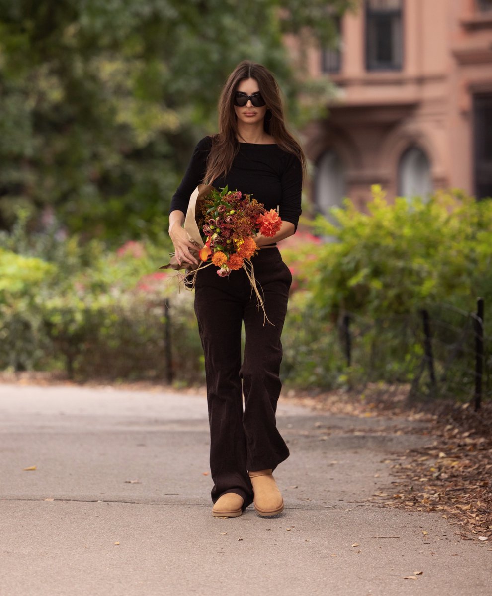 cloud9_2025's tweet photo. Emily Ratajkowski in NYC (9.20) https://t.co/nj1NzozPeU