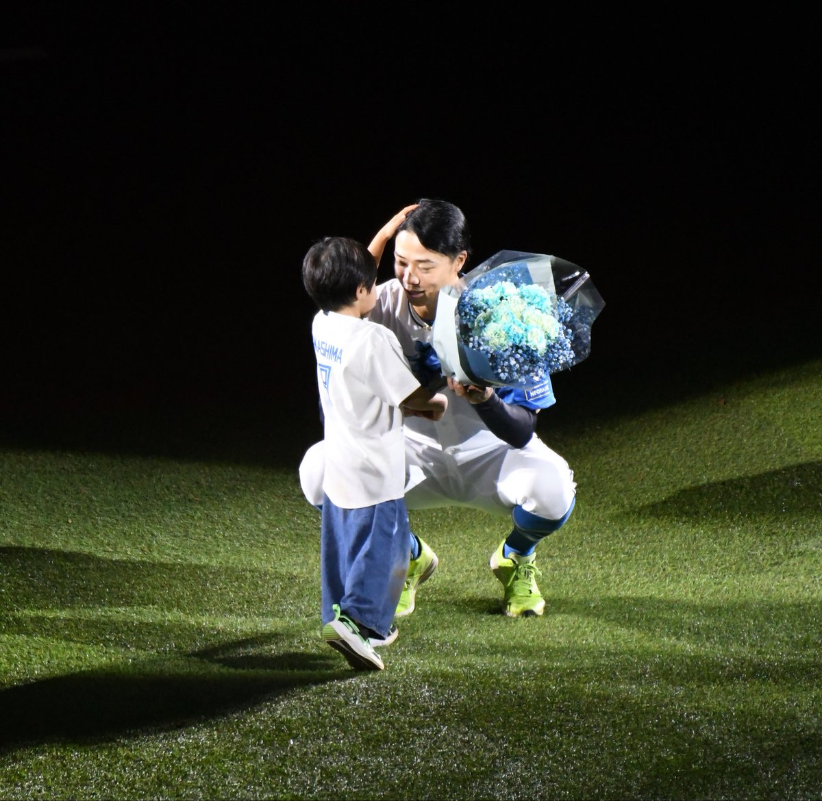 Xlvy9's tweet photo. 息子さんから頭撫でられてる😭😭😭

2026.09.22 エスコン
#中島卓也 
#ありがとう中島卓也 https://t.co/bql35EcGwM