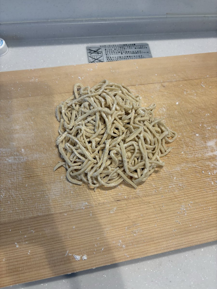 butatori_bone's tweet photo. 製麺慣れてきたけど
太麺しか作れないので
製麺機買おうかな…
加水率(小麦粉に対する水の割合)上げればいいんだけど食感はこのくらいが好きなのよねえ
今は概ね35パー https://t.co/dUg2mTecVU