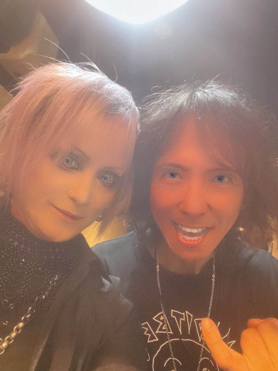 daisuke_side's tweet photo. 本日上野音横丁
DaISUKE DARK SIDE（Solo）
来てくれた人
見てくれた人
配信の人もありがとう🙏

高校の頃アンセム大好きで
コピバンやってた
クオリティ高いアンセムだったと
今でも思う　みんなに聴いてもらいたかったな
今日はたくさん知り合い出てて
嬉しかったな
MAD大内さんドラムかっこ良かった
また一緒に写真撮ってもらった
昔、media youth鹿鳴館にみにきてくれてたの知ってめっちゃ嬉しかったな
俺は高校の時のヒーローと
撮れて嬉しかった🤘🔥🧟🔥🤘
またクラスメイトから
LINEきまくるね🤣
アンセム好きだったから

ああいい日だったぜ🤘🔥🧟🔥🤘

✨🦇✡️🔮🧟🔮✡️🦇✨