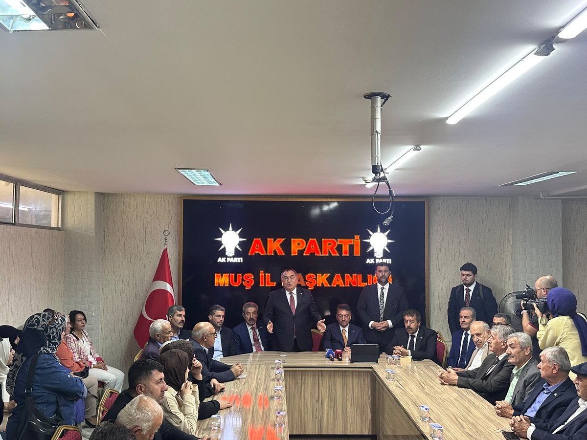 eminsimsekmus's tweet photo. 📍AK Parti Muş İl Başkanlığı

“Türkiye Yüzyılı Buluşmaları” kapsamında AK Parti Muş İl Başkanlığımızda; Genel Başkan Yardımcımız Sn. @AhmetBOgutken ,İl Koordinatörümüz ve Erzurum Milletvekilimiz Sn. @AbdurrahimFIRAT ,Elazığ Milletvekilimiz Sn. @mahmutnazirli ,Şırnak Milletvekilimiz Sn. @TatarArslan ,İl Başkanımız Sn. @MelikEmre1 ve il teşkilatımızla bir araya geldik.

Yol arkadaşlarımızla hasbihâl ederek çalışmalarımız üzerine istişarelerde bulunduk.

Birlik ve beraberlik içerisinde, milletimize hizmet yolunda aynı azim ve kararlılıkla çalışmaya devam edeceğiz.