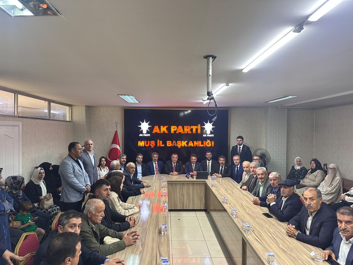 eminsimsekmus's tweet photo. 📍AK Parti Muş İl Başkanlığı

“Türkiye Yüzyılı Buluşmaları” kapsamında AK Parti Muş İl Başkanlığımızda; Genel Başkan Yardımcımız Sn. @AhmetBOgutken ,İl Koordinatörümüz ve Erzurum Milletvekilimiz Sn. @AbdurrahimFIRAT ,Elazığ Milletvekilimiz Sn. @mahmutnazirli ,Şırnak Milletvekilimiz Sn. @TatarArslan ,İl Başkanımız Sn. @MelikEmre1 ve il teşkilatımızla bir araya geldik.

Yol arkadaşlarımızla hasbihâl ederek çalışmalarımız üzerine istişarelerde bulunduk.

Birlik ve beraberlik içerisinde, milletimize hizmet yolunda aynı azim ve kararlılıkla çalışmaya devam edeceğiz.