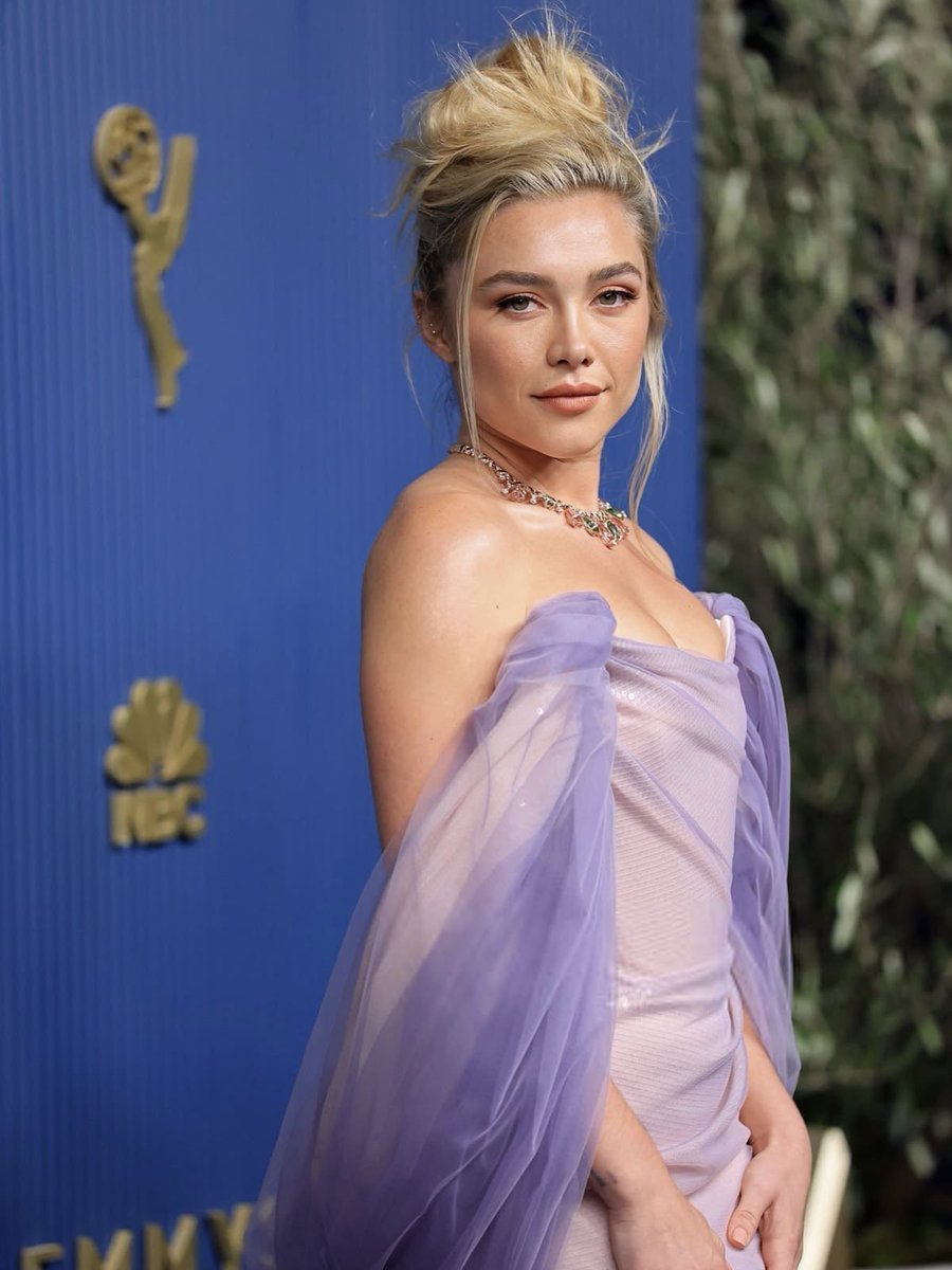 allstadoms's tweet photo. Florence Pugh. 

She really said : Eyes on me.

👁️👁️ https://t.co/aXFCnpFXMr