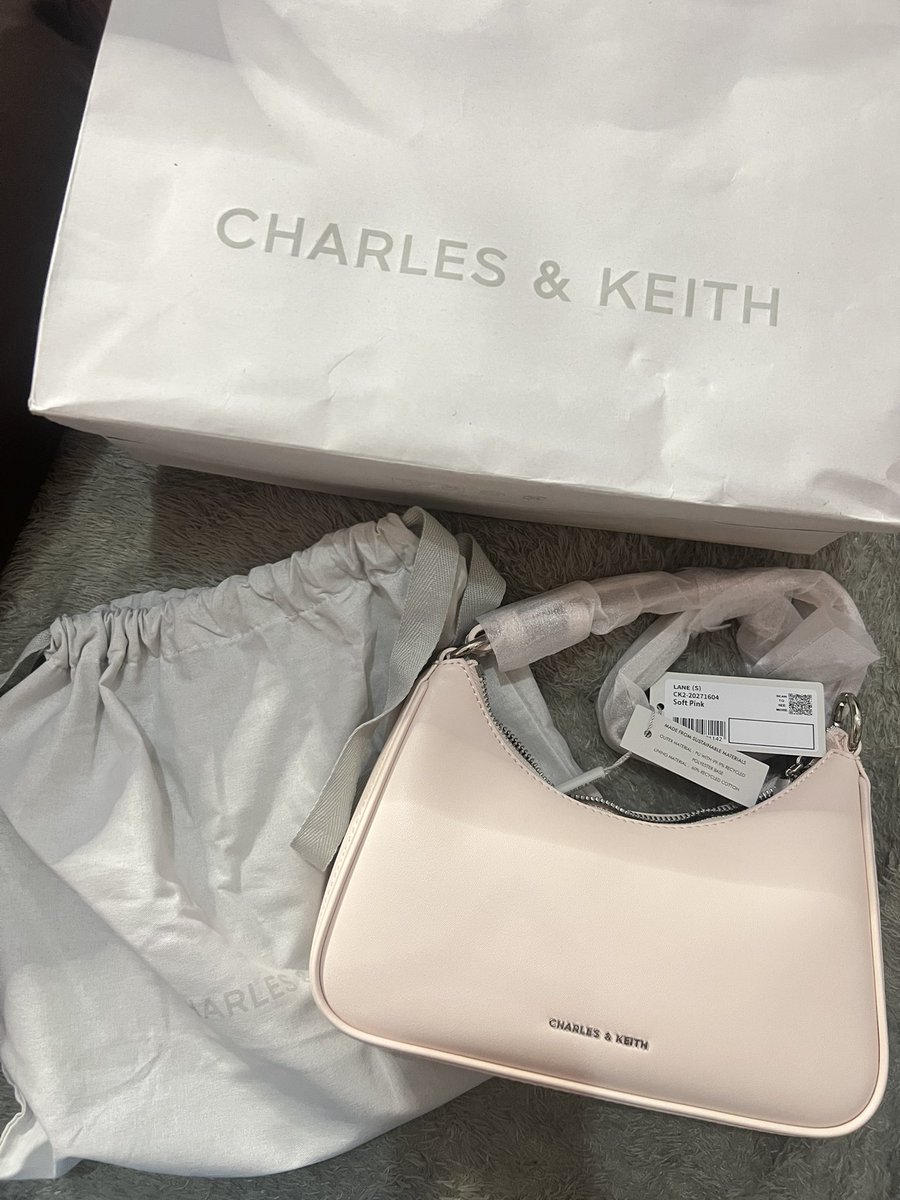 yoonhanssi's tweet photo. WTS Charles &amp; Keith Sling Bag warna Pink 

Jual di harga 1.299k boleh nego

✅Kondisi masih baru banget, belum pernah dipakai sama sekali
✅Tag masih terpasang
✅No defect,no minus,fullset
Harga beli 1.399k sama seperti di web, beli di pakuwon mall jogja 

Bisa cod jogja/via oren https://t.co/vNIYcArB9w