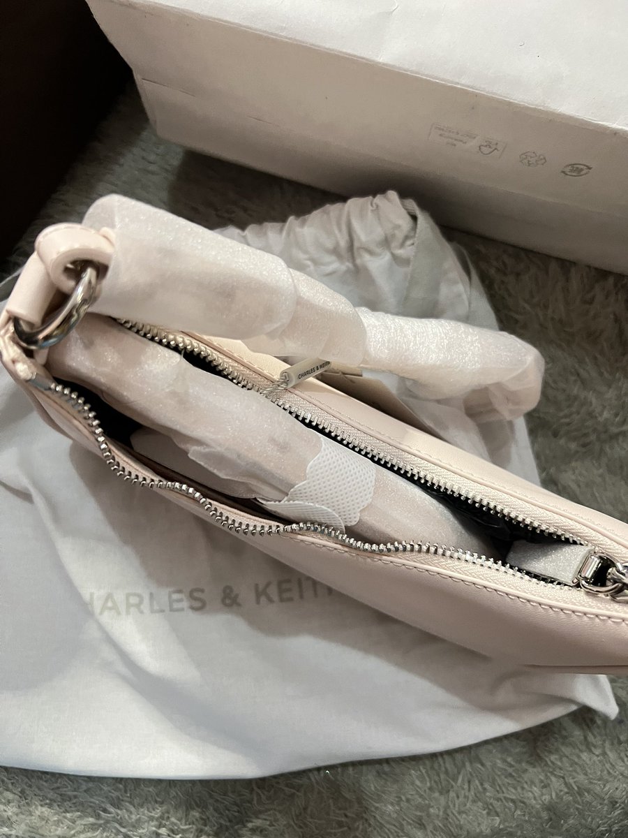 yoonhanssi's tweet photo. WTS Charles &amp; Keith Sling Bag warna Pink 

Jual di harga 1.299k boleh nego

✅Kondisi masih baru banget, belum pernah dipakai sama sekali
✅Tag masih terpasang
✅No defect,no minus,fullset
Harga beli 1.399k sama seperti di web, beli di pakuwon mall jogja 

Bisa cod jogja/via oren https://t.co/vNIYcArB9w