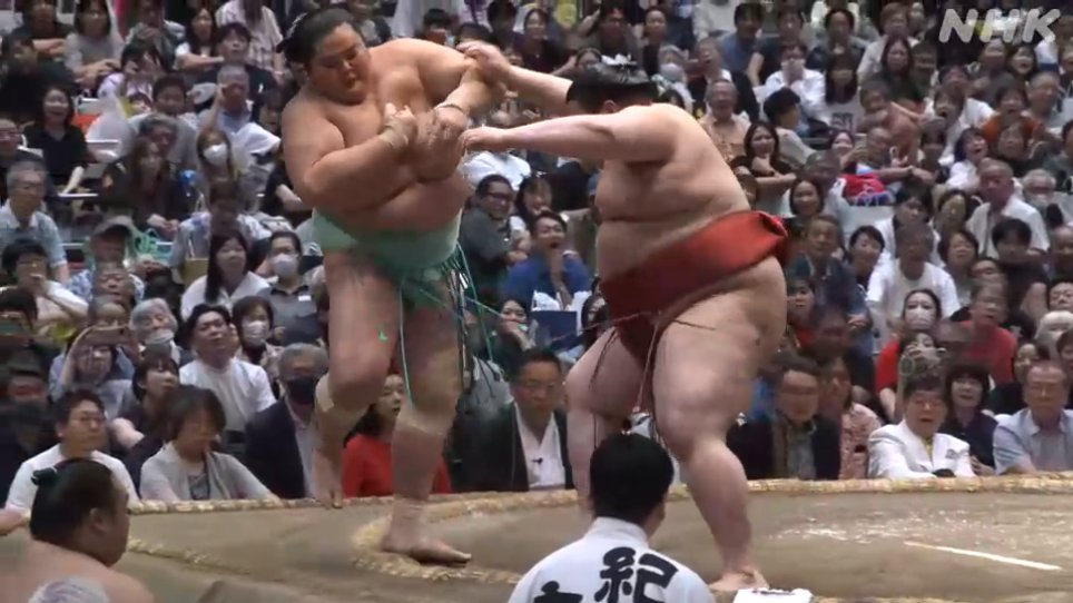 NhkSumo's tweet photo. 【三役で4場所連続！】
#熱海富士 が大関 #琴櫻 に勝ち
十日目で勝ち越しを決めました✨

取組は↓
https://t.co/QHGgqRRLzK

「全部勝つつもりでやっている」
と語ったインタビューは↓
https://t.co/vx09iUlJzb https://t.co/98xqWIgVjD