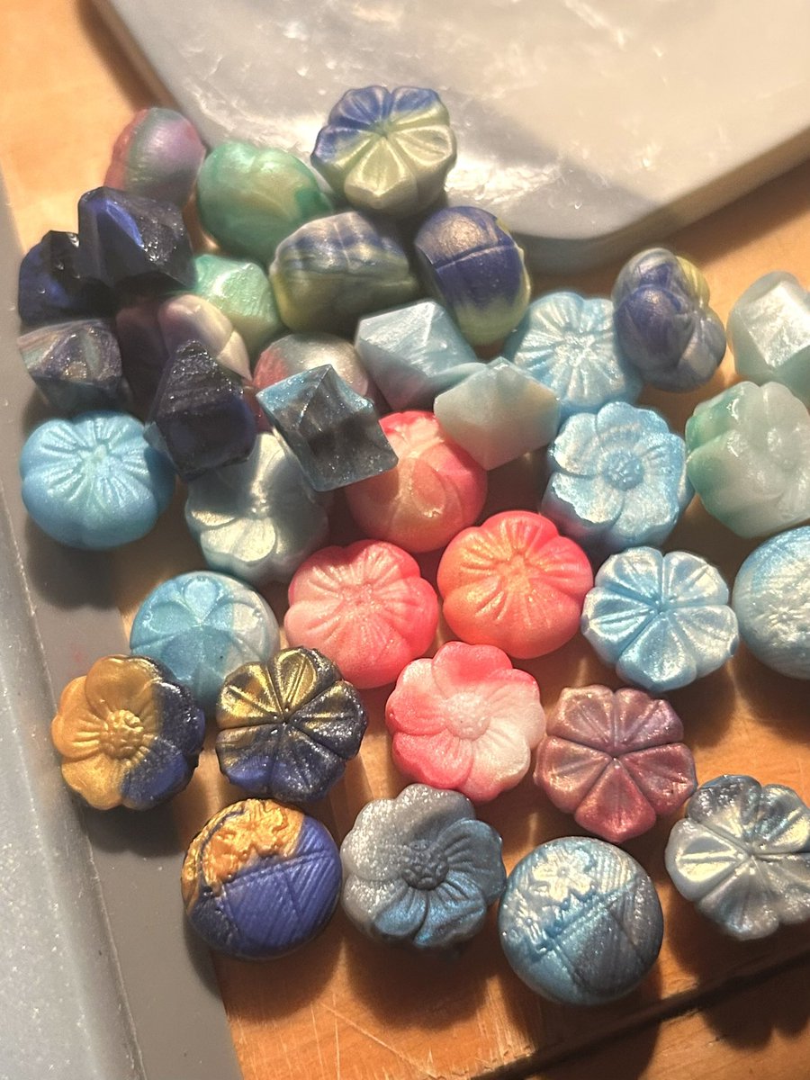 Cassisgrapes's tweet photo. 今日は自作ワックスや既存ワックスを溶かしてミックスしてワックスを作るなどした( ¨̮ )溶かす目処は今のところない() https://t.co/tS27O4sjib