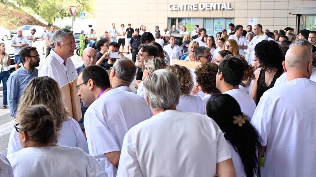 Albiol_XG's tweet photo. Hoy he querido estar -porque creo que es mi obligación- dando apoyo a los trabajadores del Hospital Espíritu Santo de Santa Coloma ante la agresión que ha sufrido una compañera y vecina de #Badalona a manos de un delincuente.

Es una auténtica vergüenza, pero hasta que el Gobierno de Sánchez no cambie las leyes y los delincuentes dejen de entrar por una puerta y salir por otra, seguirán campando a sus anchas con total impunidad. No puede ser que los delincuentes estén más protegidos que la gente honrada, como esta trabajadora.

Todo mi apoyo a la vecina de Badalona, a quien deseo una pronta recuperación. 💪💪