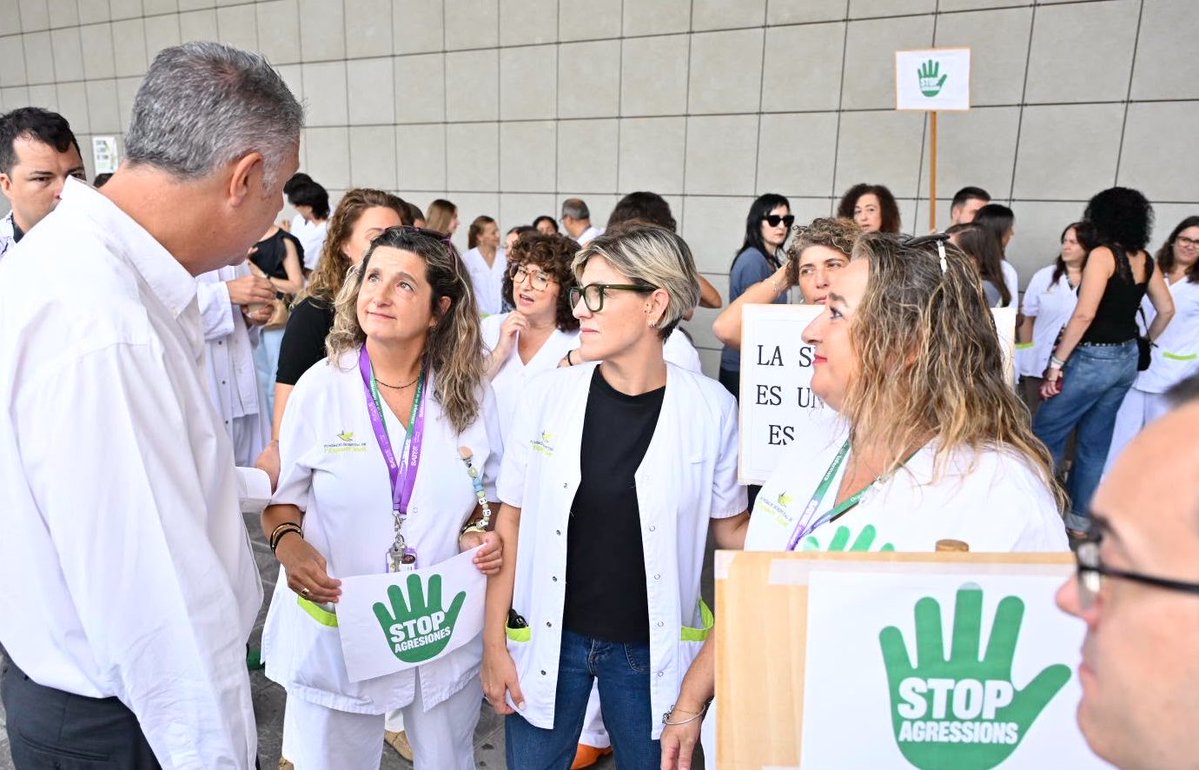 Albiol_XG's tweet photo. Hoy he querido estar -porque creo que es mi obligación- dando apoyo a los trabajadores del Hospital Espíritu Santo de Santa Coloma ante la agresión que ha sufrido una compañera y vecina de #Badalona a manos de un delincuente.

Es una auténtica vergüenza, pero hasta que el Gobierno de Sánchez no cambie las leyes y los delincuentes dejen de entrar por una puerta y salir por otra, seguirán campando a sus anchas con total impunidad. No puede ser que los delincuentes estén más protegidos que la gente honrada, como esta trabajadora.

Todo mi apoyo a la vecina de Badalona, a quien deseo una pronta recuperación. 💪💪