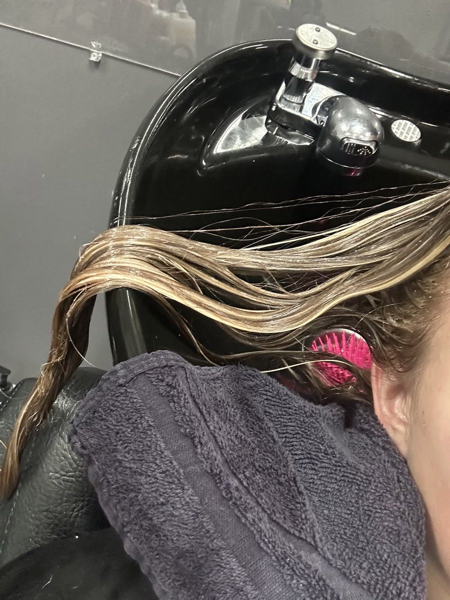 thugnightx's tweet photo. In salon 💇‍♂️ https://t.co/0z3rvTh5vJ