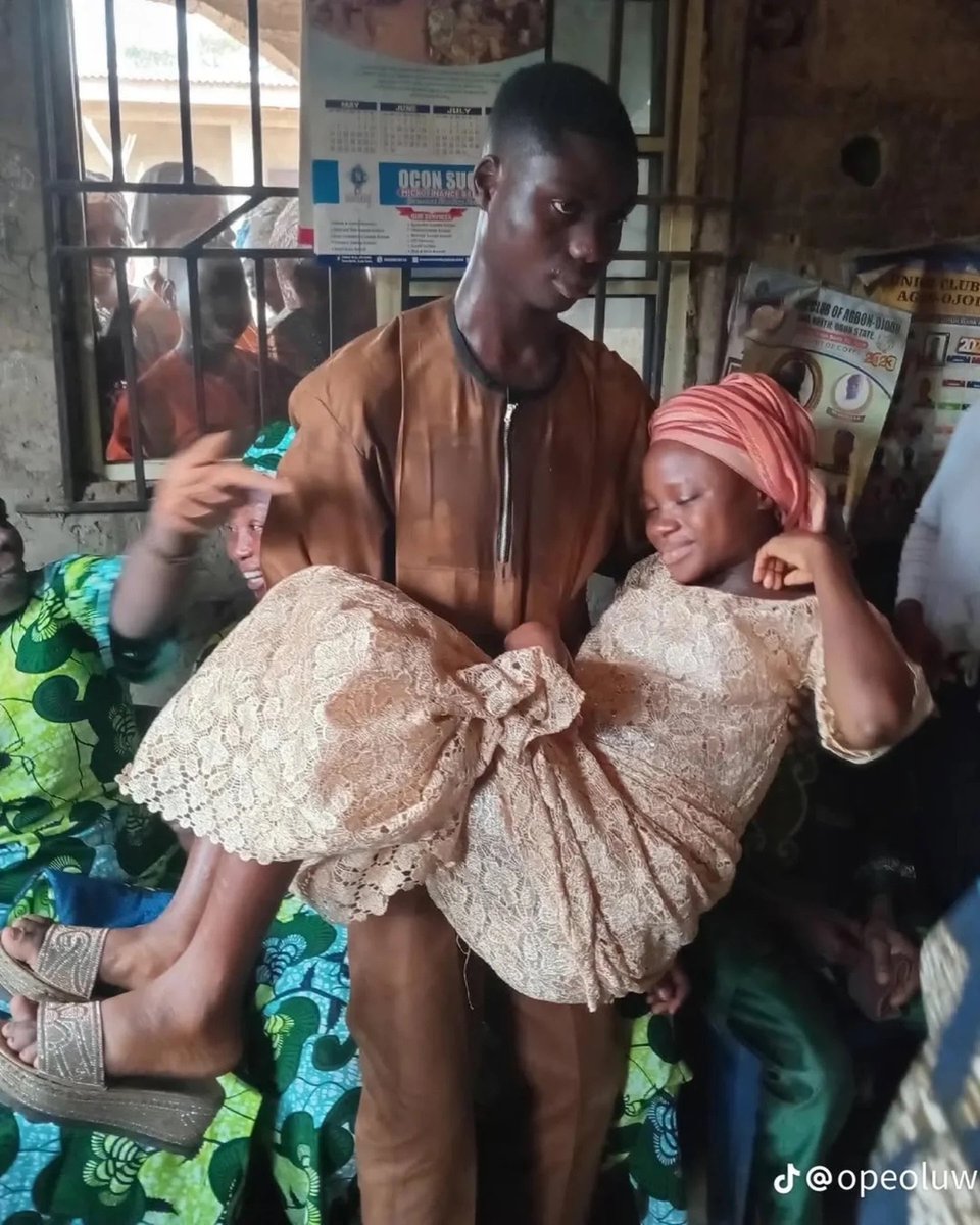 Hkamilu1's tweet photo. If you studied Physics in school, you’d know this bro has clearly exceeded his elastic limit. 

Reply with what related to it in your course of studied. https://t.co/yDdepCtptB