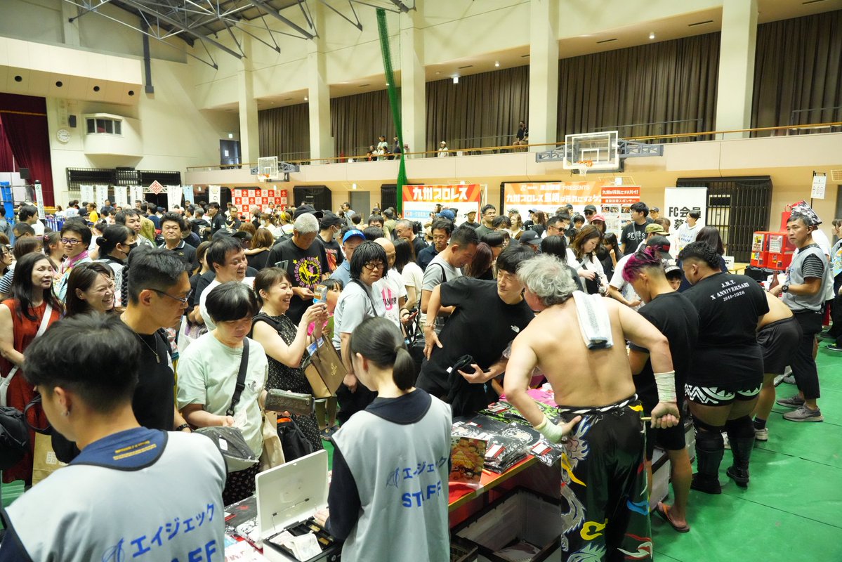 kyushupro_new's tweet photo. 株式会社栗山建設PRESENTS『鳥栖ば元気にするケン！』

［観衆：1086名 ］超満員のご来場いただきありがとうございました🙌

地元企業の皆さまからのご支援・ご協力により無料観戦大会を開催することが出来ました。
感謝いたします。

#鳥栖市
#九州プロレス
#qpro https://t.co/s1jSuzUPEL