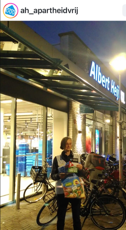 RemcoDutchMan's tweet photo. Kind: Mama, waarom was oma zo fout?

Mama: Je oma wilde graag deugen na een mislukt leven...

Kind: Dus oma ging in 2026 bij een ingang van de @albertheijn staan om illegale dadels te onderscheppen.

Mama: Ja, de oma van jouw oma is ook ooit kaalgeschoren op straat; ze moest na de oorlog op een krukje zitten.