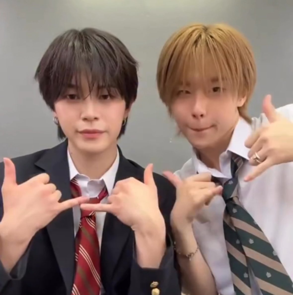 towanoneko65's tweet photo. ←勝ちヒーロー 当て馬→
←あまり人と群れない 一軍で周りに女の子連れて歩く→
←一軒家に住む 高層マンションに住む→
←家族が多い 一人っ子で家政婦がいる→
←幼なじみ→
←香水つけない 甘い匂いの香水つけてる→
←女の子に好かれる 女の子を好きになる→

⬆️こういう恋愛映画2010年代であったよね。