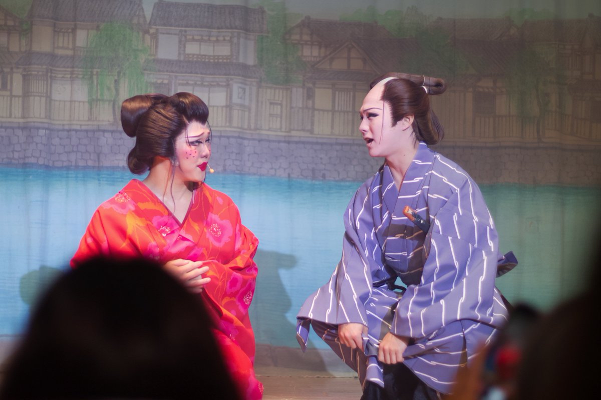 n__27usm's tweet photo. 2026.09.21 昼☀️ 龍人祭り🐉
📍高槻桜花劇場

ラストショー：スーパー爺さん

ラストショーの題名で爆笑😹
①惚れた女のはずが顔を見ただけで笑ってしまう大樹さん
②③親分の代わりに口説く子分たち
 #劇団暁  #三咲暁人  #三咲大樹 
 #三咲隼人  #三咲鷹人 https://t.co/DtNsNi2fky