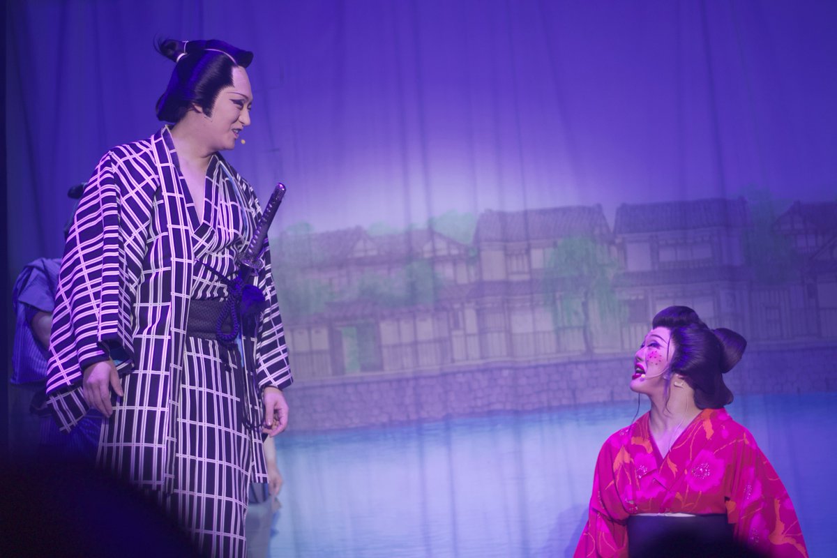 n__27usm's tweet photo. 2026.09.21 昼☀️ 龍人祭り🐉
📍高槻桜花劇場

ラストショー：スーパー爺さん

ラストショーの題名で爆笑😹
①惚れた女のはずが顔を見ただけで笑ってしまう大樹さん
②③親分の代わりに口説く子分たち
 #劇団暁  #三咲暁人  #三咲大樹 
 #三咲隼人  #三咲鷹人 https://t.co/DtNsNi2fky