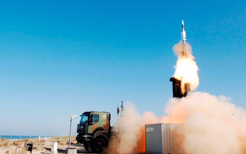TKouilou's tweet photo. France/Ukraine : radars et missiles anti-aériens en route.

Un contrat vient d’être paraphé entre Kyiv et Paris. Macron et Zelensky l’ont officialisé en marge de l’ONU à New York : la France va livrer des radars et des missiles sol-air pour renforcer la défense ukrainienne.

"Nous renforçons sa défense aérienne avec la signature d'un contrat pour la livraison de radars, ainsi que la fourniture d'intercepteurs", a déclaré Emmanuel Macron, sans préciser les modèles, les quantités… ni les délais. 

Pourtant, l’info avait fuité : un SAMP/T (et ses Aster 30) devrait débarquer cet automne, avec d’autres radars. La France et l’Italie ont même accéléré les livraisons des missiles déjà promis… et autorisé leur production sous licence en Ukraine.

Et l’Italie prépare un nouveau paquet d’Aster 30 pour Kyiv.

https://t.co/Dd8n57uUBJ