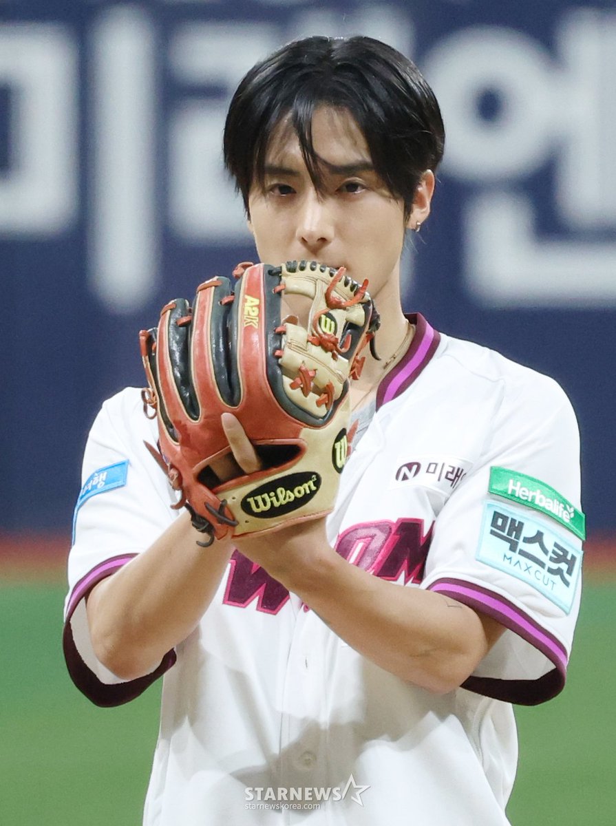 deobimom's tweet photo. #ERIC #에릭 media photos from today ♡

#영재의_3번째_키움시구_축하해
#Winning_Fairy_Eric https://t.co/2mvBoPE51q