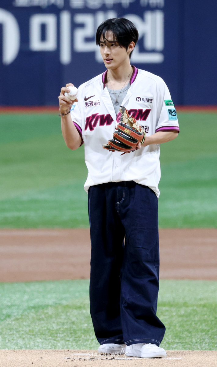 deobimom's tweet photo. #ERIC #에릭 media photos from today ♡

#영재의_3번째_키움시구_축하해
#Winning_Fairy_Eric https://t.co/2mvBoPE51q