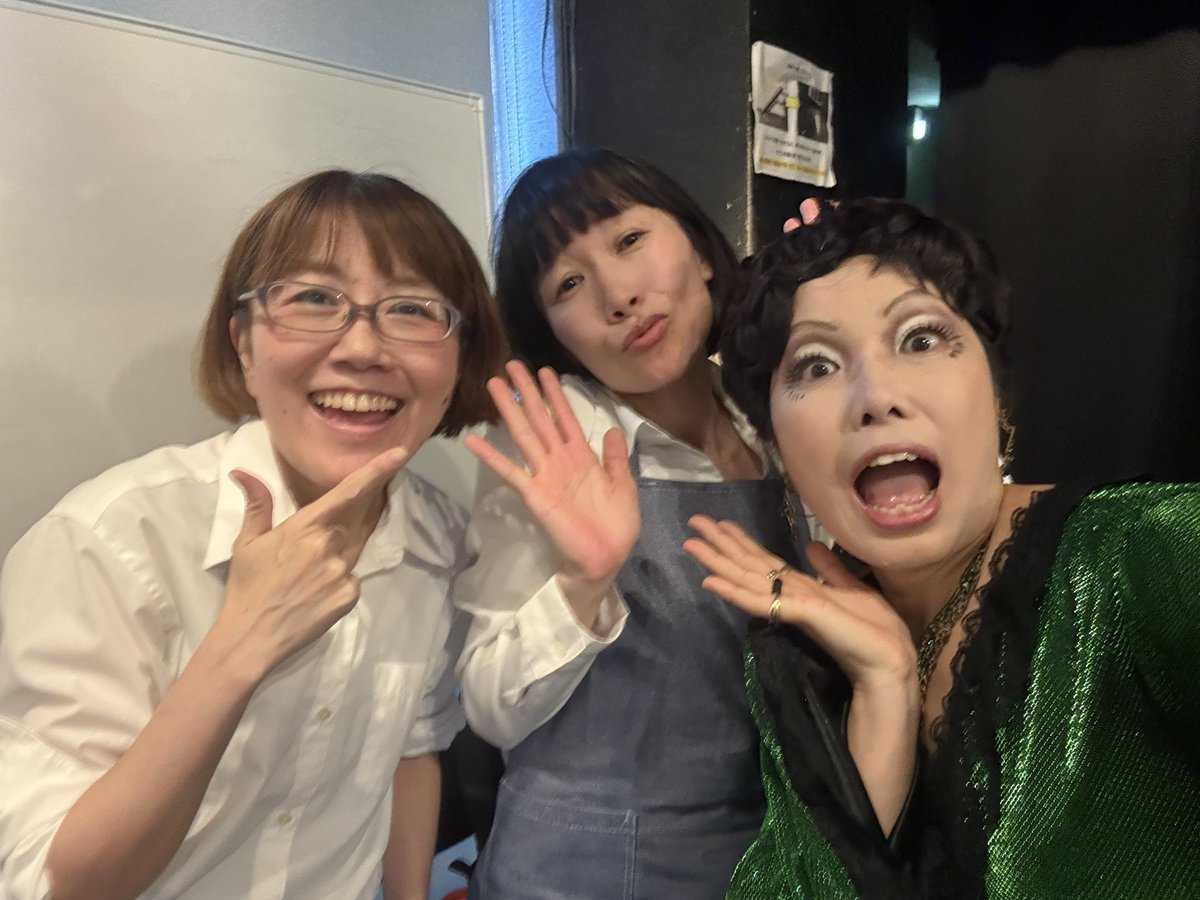 ex_ammonite's tweet photo. 本日のライブでご一緒だった
シャンソン姉さんと！
ドレスも手作りですって‼︎
ネタも激しく共感させて頂き…私も…シャン姉「好きになっちゃう！！」シャンソン姉さんのXは加工Ver.見れるらしいっす、こちらは機能ないので無加工です♡ https://t.co/gUbICliMwY