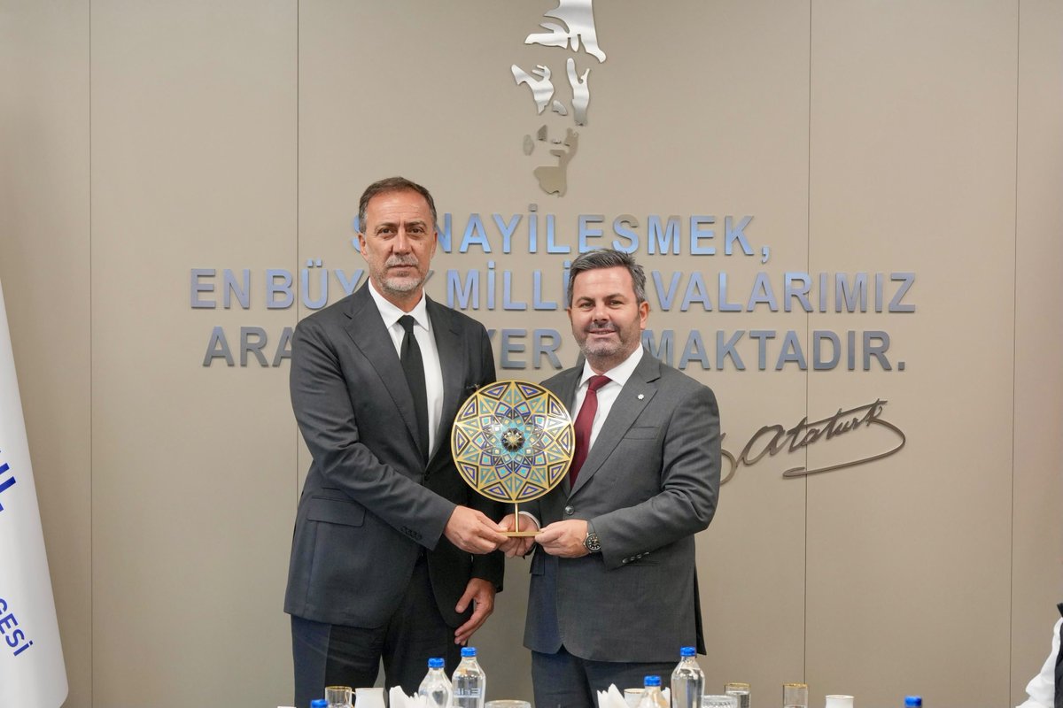 BBvolkanyilmaz's tweet photo. Bu sabaha hayırlısıyla İstanbul'da yeni bir seri programın ilk adımı olan “Organize Sanayi Bölgelerine” ziyaretle başladık.

İlk durağımız, Tuzla’da faaliyet gösteren, İstanbul Anadolu Yakası Organize Sanayi Bölge Müdürlüğü'ydü. Kıymetli sanayicilerimizle bir araya gelerek tüm üretim paydaşlarının mevcut durumu, beklentilerini ve geleceğe dair beklentilerle ilgili istişarelerde bulunduk.

İstanbul'da üretimin, istihdamın, ihracatın ve ekonomik kalkınmanın temel taşı olan sanayimiz son derece stratejik bir öneme sahiptir. İstanbullu hemşehrilerimizin işini, aşını doğrudan ilgilendiren bu alanda çalışmalarımız devam edecek.

Bizleri içtenlikle ağırlayan İstanbul Anadolu Yakası Organize Sanayi Yönetim Kurulu Başkanı Sn. Murat Çökmez şahsında, samimi ilgilerinden dolayı tüm heyete teşekkür ediyorum.