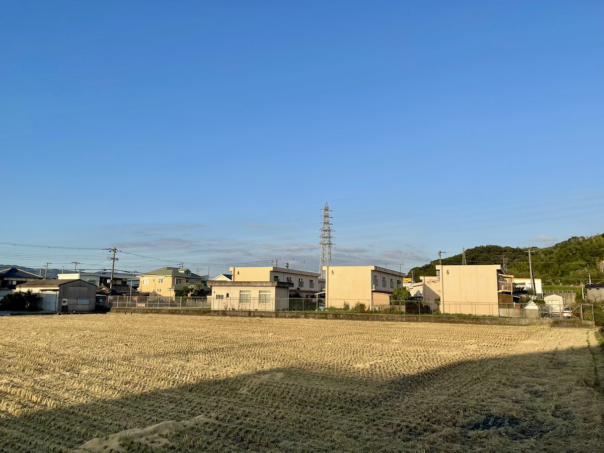 spk2sh30005's tweet photo. シルバーウィークも残す明日1日。隣の田んぼでは稲���りが終わり季節も少しずつ秋へ。今日は11月企画案と12月イベントチラシ案を提出。ひとまずひと段落です。いろいろな人と出会い、考え、動いたシルバーウィーク。明日の1日は自分のために過ごす日として、少し立ち止まる時間も大切に🍂 https://t.co/mN8qWStuZU