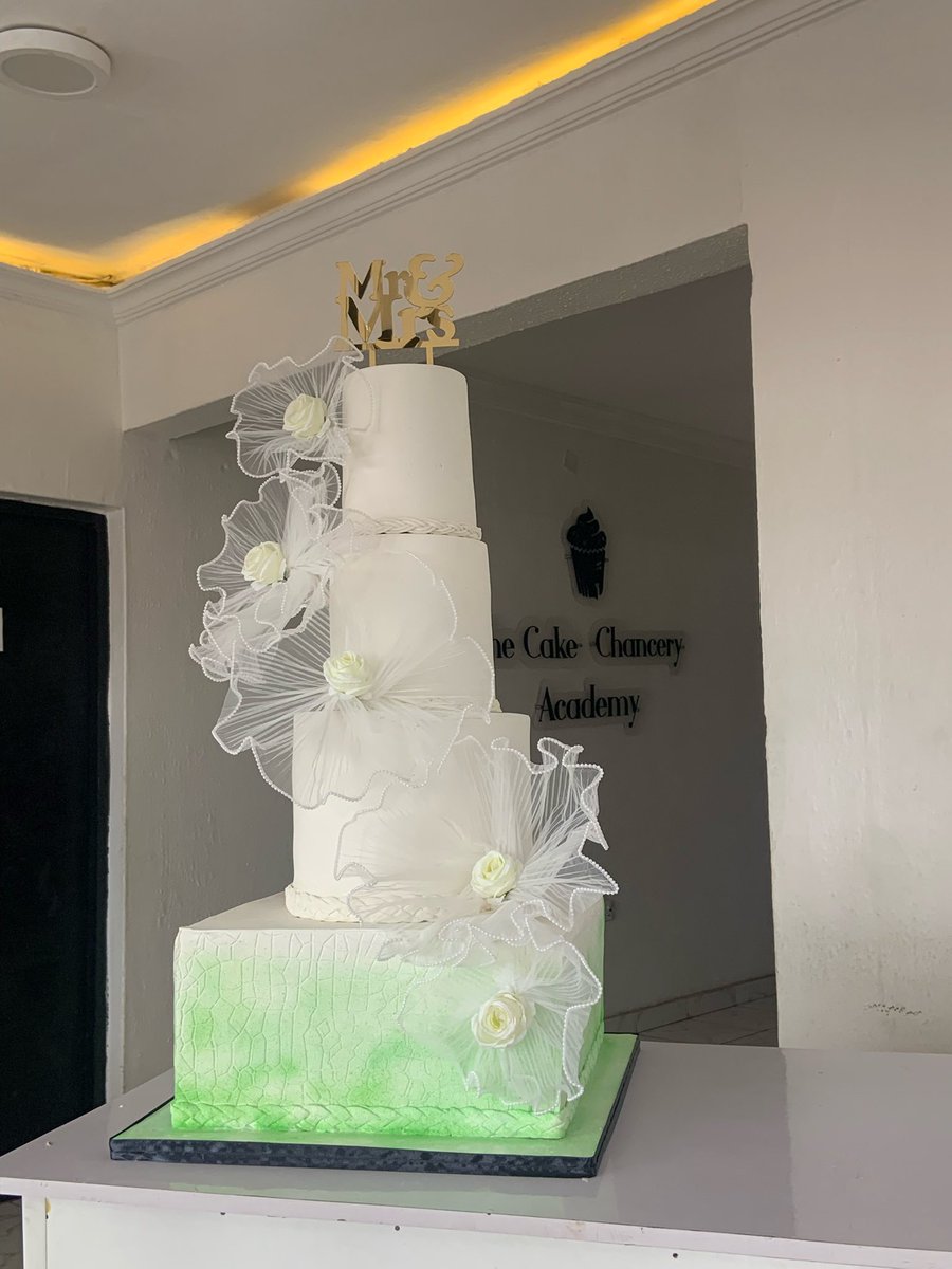 TheCakeChancery's tweet photo. Bless this beauty with 300 retweets for me  please 🙏🙏🙏🙏🙏🙏 https://t.co/wwifPNguQO